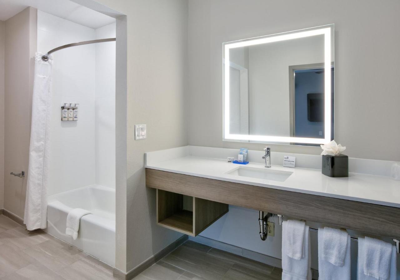 Holiday Inn Express & Suites North Dallas At Preston By Ihg Exterior foto